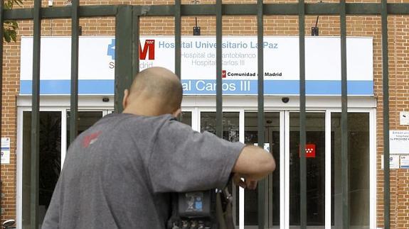 Un cámara graba la entrada del Hospital Carlos III. 