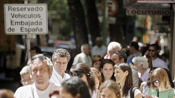 Colas en la Embajada española en Buenos Aires en 2008.