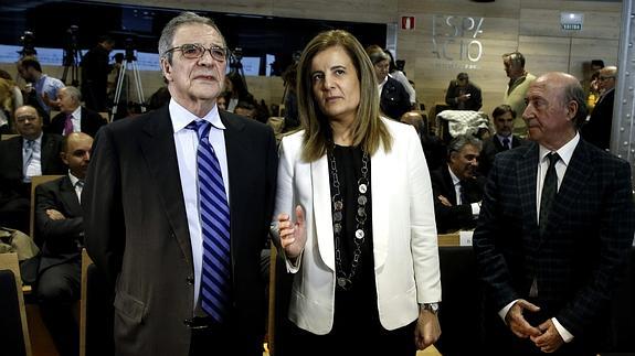 La ministra de Empleo, Fátima Báñez, y el presidente de Telefónica, César Alierta , momentos antes de la presentación, esta mañana en Madrid. 