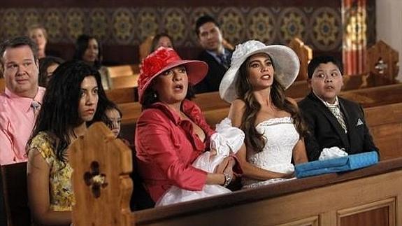 Elizabeth Peña, junto a Sofía Vergara, en 'Modern Family'. 