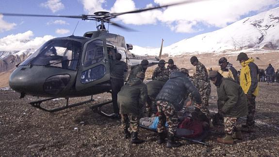 Labores de rescate del ejército nepalí.