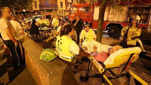 Sanitarios y bomberos atienden a los afectados.