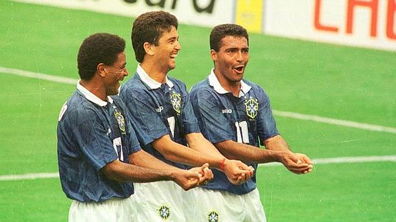 Mazinho (der) y Romário (izq) acompañan a Bebeto en la celebración que le dedicó a su hijo en el Mundial de 1994 