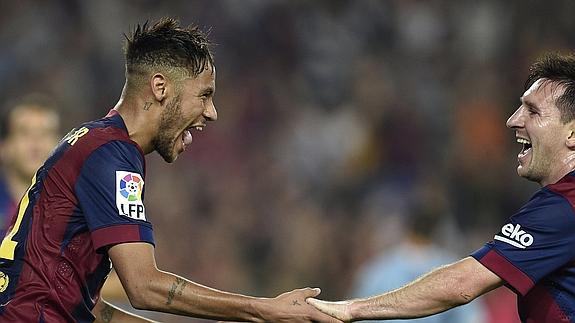 Neymar y Messi celebran un gol