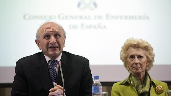El presidente del Consejo General de la Enfermería, Máximo González Jurado (i.). 