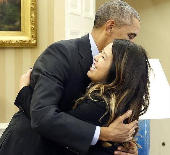 El presidente estadounidense Barack Obama (i) da un abrazo a la enfermera Nina Pham  