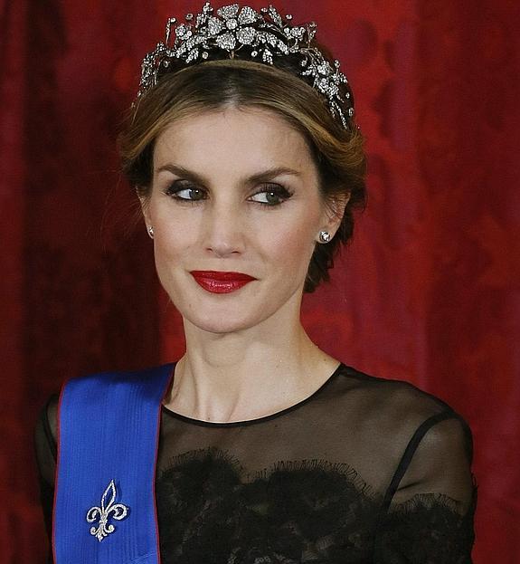 La reina Letizia posa antes de la cena de gala ofrecida por los Reyes en honor de la presidenta de Chile, Michelle Bachelet 