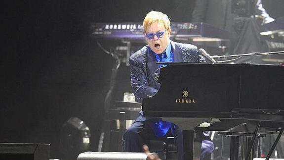 El cantante Elton John durante su actuación en el Palacio de los Deportes de Madrid. 