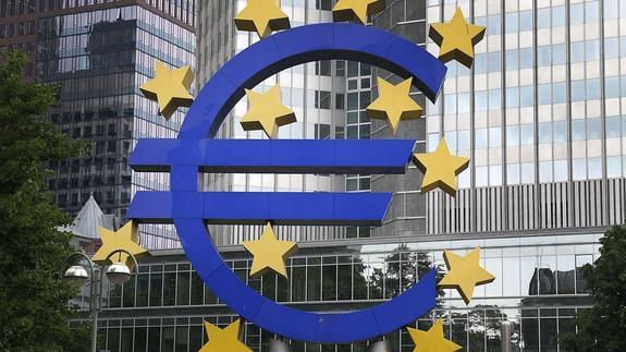 Símbolo del euro frente a la sede del Banco Central Europeo, en Francfort.