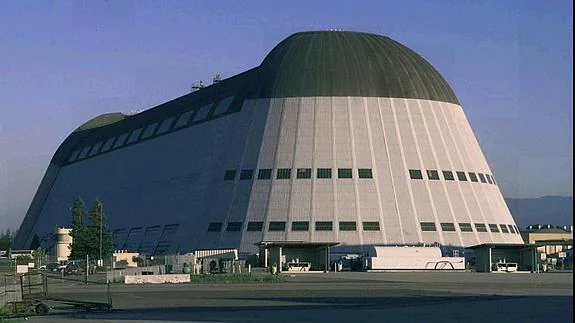 El hangar uno de las instalaciones de la NASA en California.