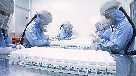 Investigadores en un laboratorio farmacéutico