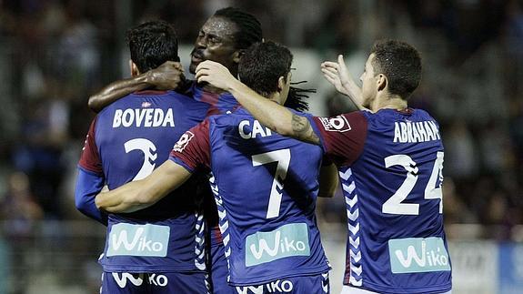 Jugadores del Eibar celebran un gol. 