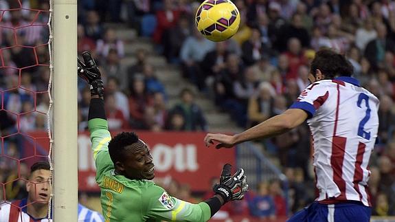 Godín remata a gol. 