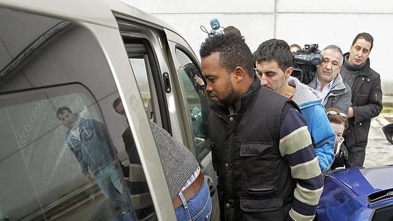 Dos de los marineros del pesquero 'Safrán', tras desembarcar en Santoña. 