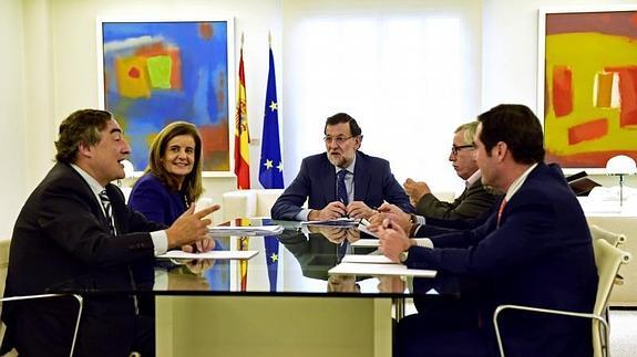 Rajoy preside la reunión con los agentes sociales. 