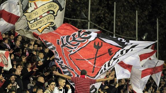 Aficionados ultras del Rayo Vallecano, "Los Bukaneros", durante el encuentro.