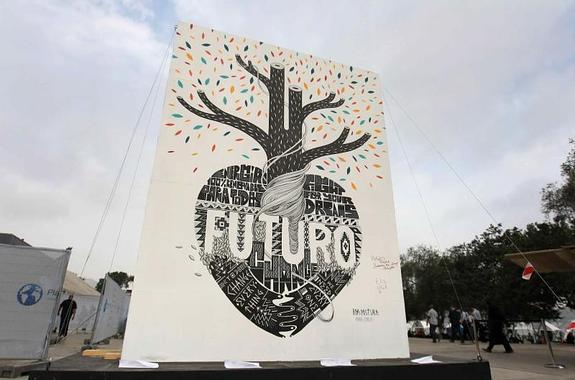 El grafiti 'Futuro', de los españoles Javier Serrano y Pablo Purón, junto a los Plenarios de la Cumbre del Clima. 