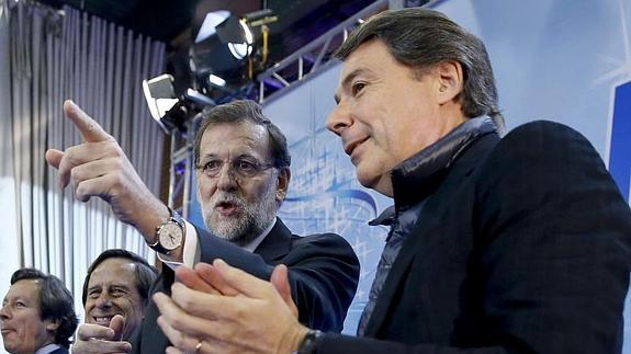 El presidente del Gobierno, Mariano Rajoy (i), acompañado por el presidente de la Comunidad de Madrid, Ignacio González (d). 