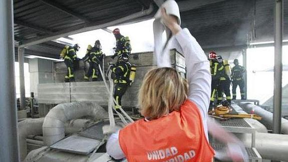 Los bomberos de @ComunidadMadrid trabajan en la total extinción del incendio