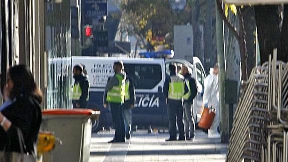 Los agentes trasladan una de las bombonas de butano que había en el vehículo. 