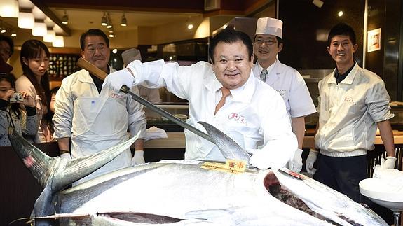Kiyoshi Kimura, con el primer atún rojo subastado en Tokio. 