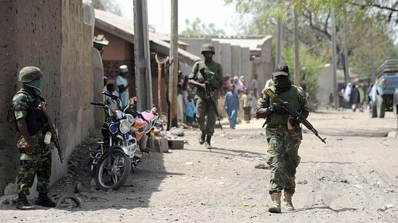 Soldados caminan por la ciudad de Baga, zona de intensa actividad del grupo islamista Boko Haram. 