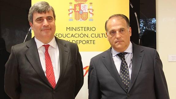 Miguel Cardenal y Javier Tebas (d). 