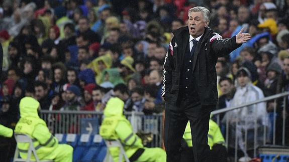 Carlo Ancelotti da instrucciones. 