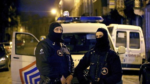 Dos policías belgas vigilan una calle en Verviers.