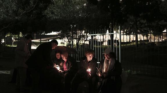 Un grupo de personas protesta frente al museo. 