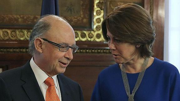 El ministro de Hacienda, Cristóbal Montoro, junto a la presidenta navarra, Yolanda Barcina.