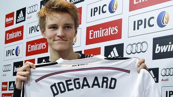 Martin Odegaard posa con la camiseta del Madrid.