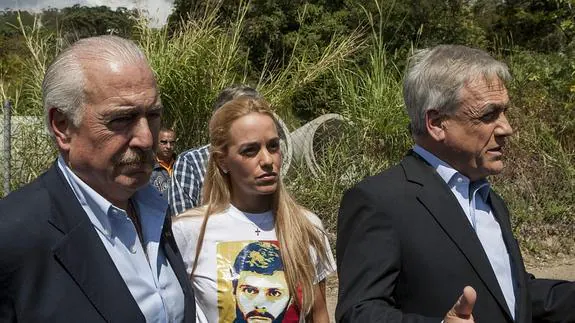 El expresidente de Colombia Andrés Pastrana (i), el de Chile Sebastián Piñera (d) y la esposa del dirigente opositor Leopoldo López, Lilian Tintori (c). 