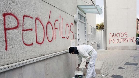 Pintadas con acusaciones de pedofilia en la pared de la parroquia San Juan María Vianney de Granada. 