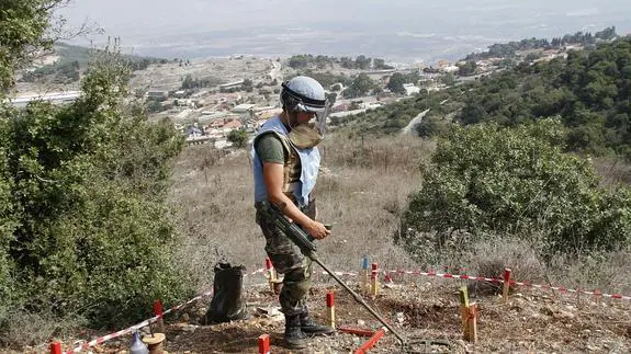 Un militar español lleva a cabo labores de desactivación de minas y proyectiles en el Líbano. 