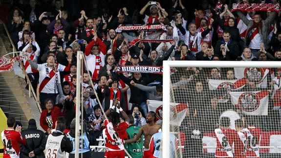 Jugadores y aficionados del Rayo celebran su victoria en Anoeta. 