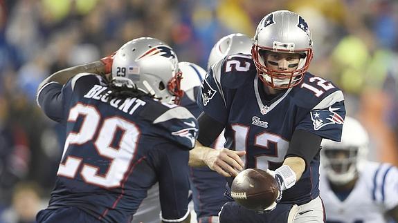 Tom Brady (d) busca hacer historia. 