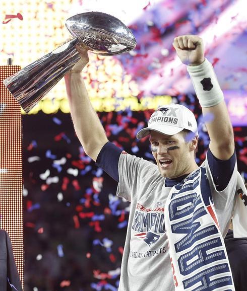 Tom Brady, con el trofeo de la Super Bowl.