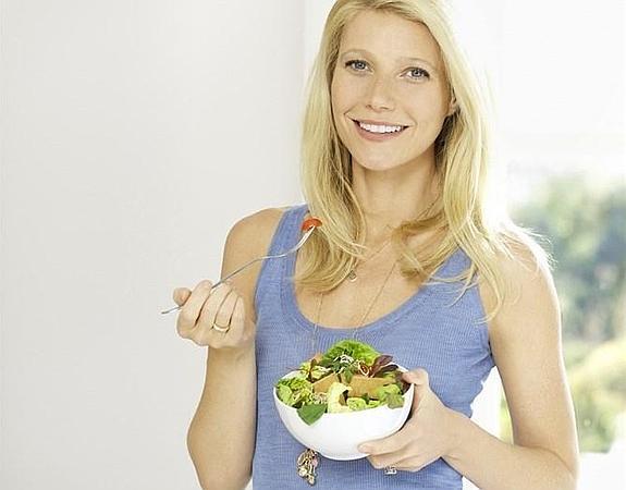 Gwyneth Paltrow utiliza el aceite de coco en la cocina. 