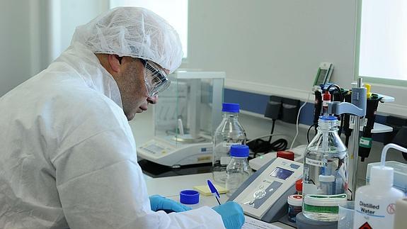 Un investigador trabajando en un laboratorio.