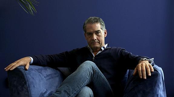 El escritor británico Philip Kerr posa durante una entrevista. 