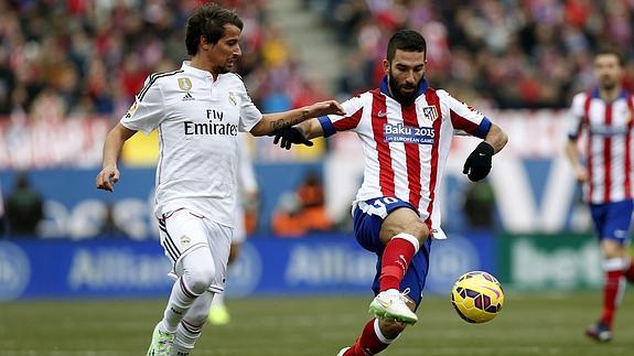 Coentrao (i) con Arda Turan en el derbi. 