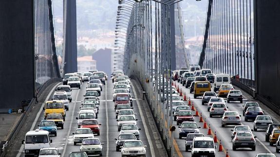 Tráfico denso en el puente del Bósforo en Estambul 