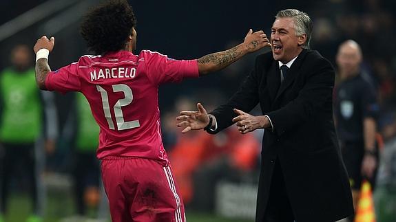 Marcelo celebra un gol con Ancelotti. 