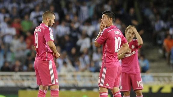 Benzema, James y Modric, se lamentan en Anoeta. 