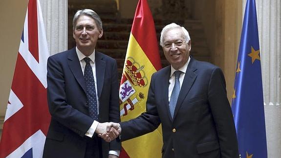 José Manuel García- Margallo (d) y Philip Hammond (i).