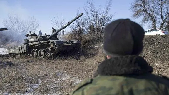 Un tanque empleado por los separatistas toma posiciones cerca de Debáltsevo. 