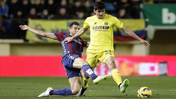 Borja Ekiza (i) disputa el balón con Gerard Moreno. 