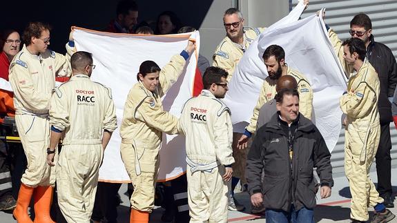 Traslado de Fernando Alonso al helicóptero. 