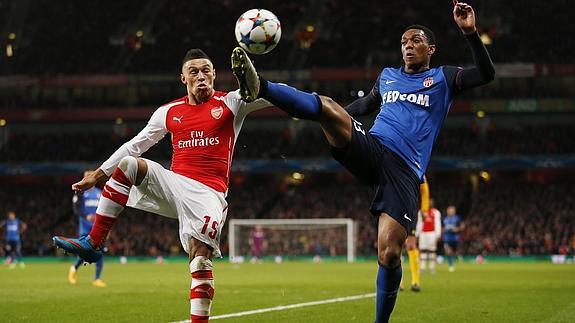 Martial (i) y Oxlade-Chamberlain luchan por el balón. 